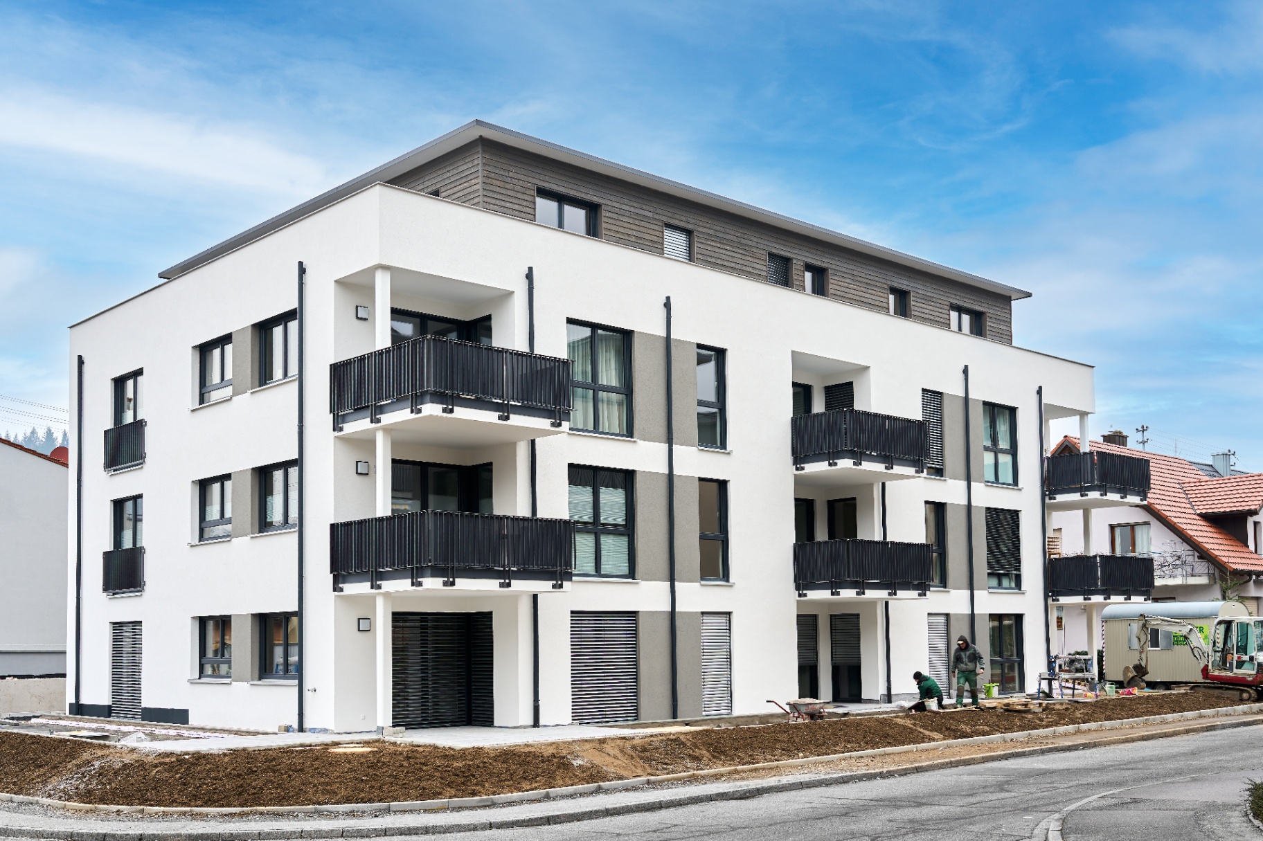 Außenansicht eines fertiggestellten Mehrfamilienhauses