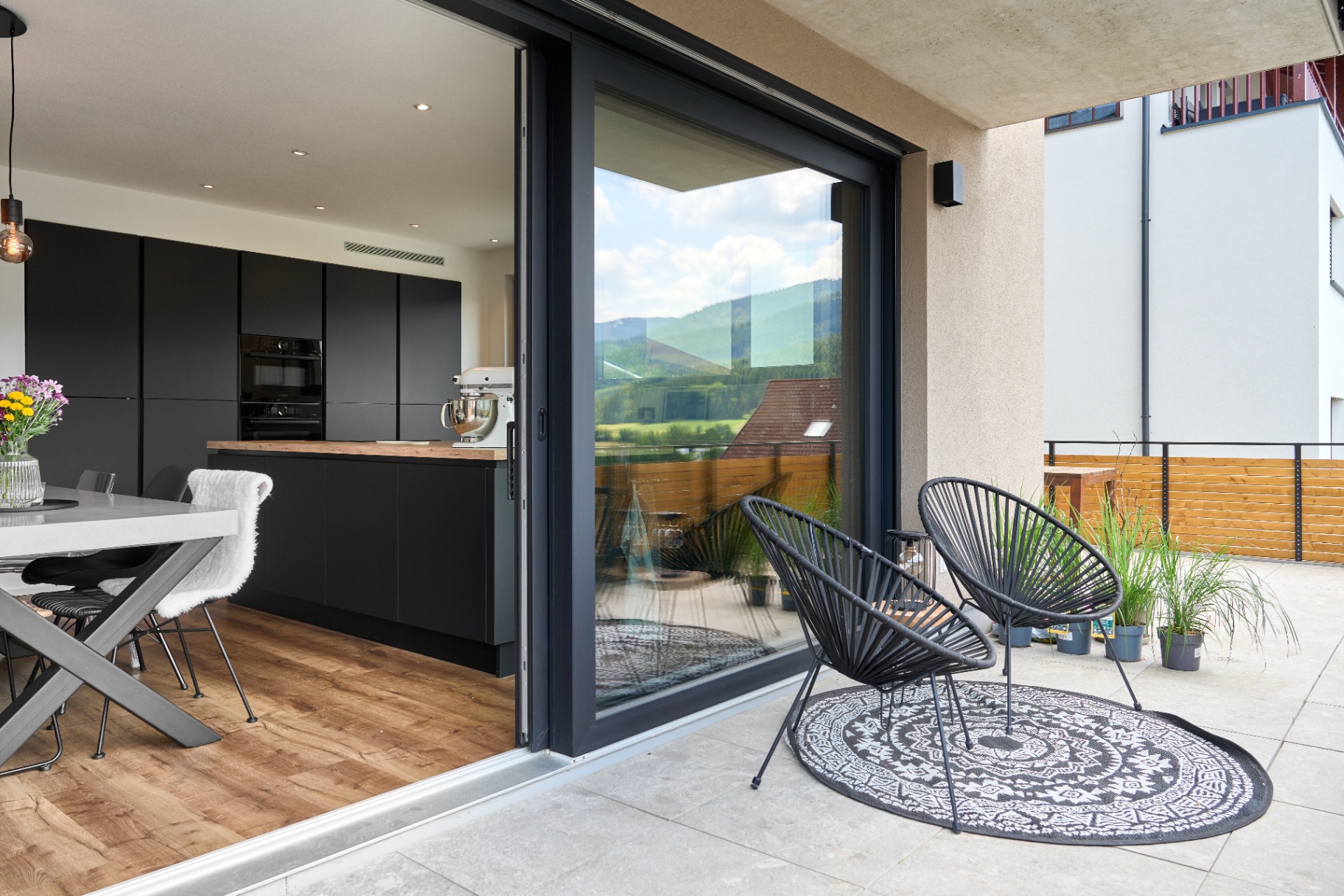 Terrasse mit Blick in die offene Küche