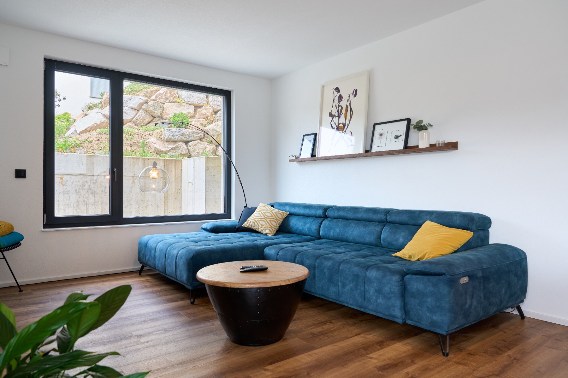 Wohnzimmer mit blauem Sofa